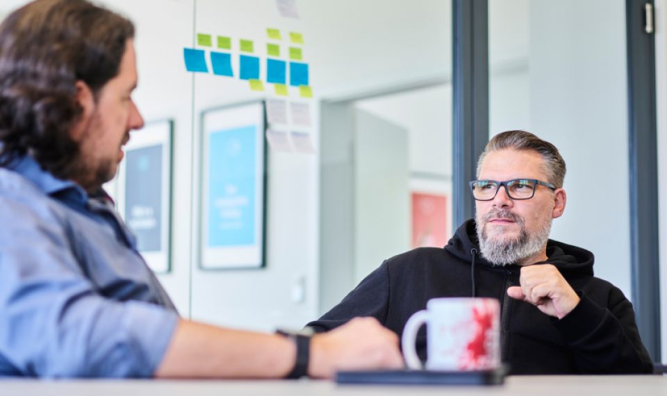 Webdesign Agentur signalfeuer. Leif und Dennis besprechen ein Webdesign Projekt